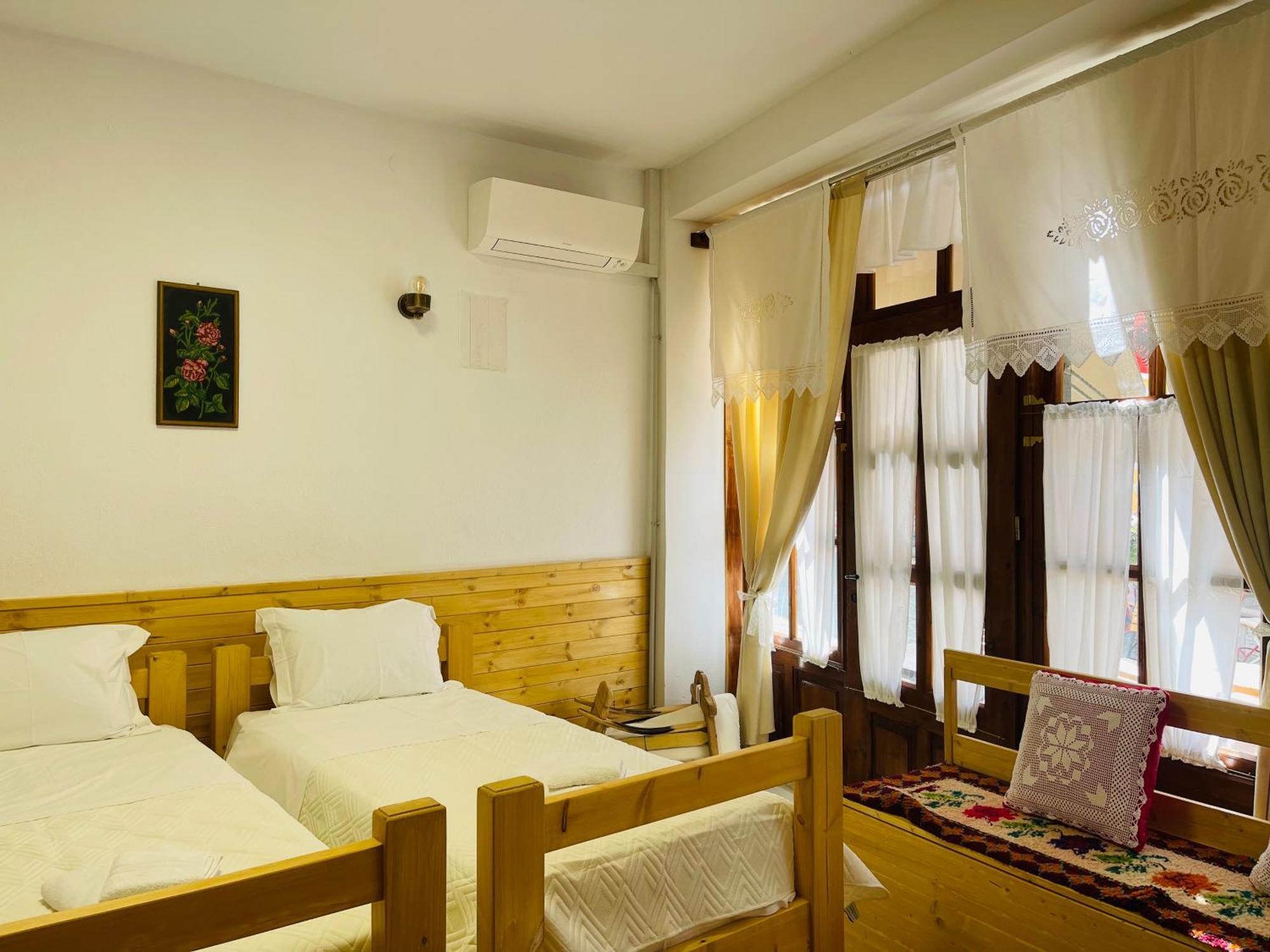 Medieval Rooms Gjirokaster Bagian luar foto